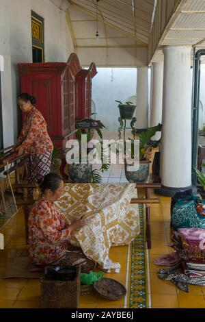 Femmes faisant batik traditionnel à la Kraton de Yogyakarta (Keraton Ngayogyakarta Hadiningrat), le complexe de palais des Sultans à Yogyakarta, Java, Indones Banque D'Images