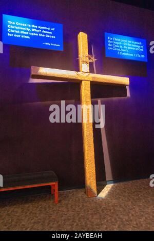 croix de croissifixion illuminée et citations d'écriture à la bibliothèque billy graham Banque D'Images