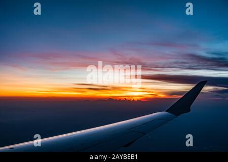 Vue du coucher de soleil à partir de la fenêtre de l'avion Banque D'Images