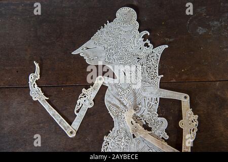 Gros plan d'un wayang kulit javanais traditionnel non peint (marionnette d'ombre) en cuir à Yogyakarta, Java, Indonésie. Banque D'Images