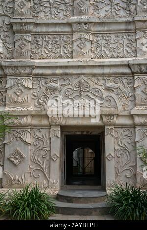 Détail de la porte ouest Du complexe de baignade avec des sculptures en pierre élaborées au château d'eau de Taman Sari à Yogyakarta à Java en Indonésie. Banque D'Images