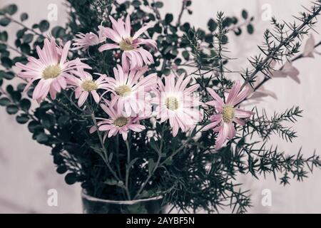Bouquet de chrysanthèmes roses dans un vase en verre Banque D'Images