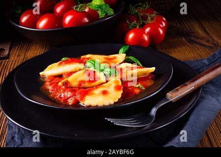 raviolis alla genovese avec sauce tomate basilic Banque D'Images