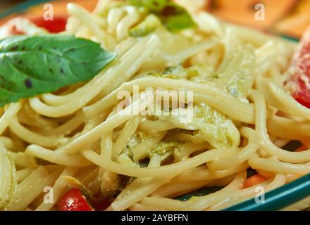 Tomate séchée au soleil Alfredo avec Zucchini Spaghetti Banque D'Images