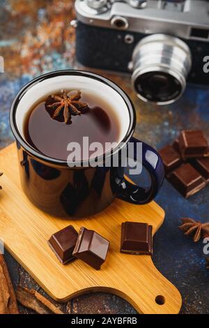 L'hiver chaud thé avec le bâton de cannelle et chocolat Banque D'Images