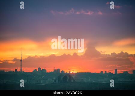 Coucher de soleil dans la ville avec silhouette de bâtiments Banque D'Images