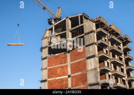 Bâtiment contemporain résidentiel en construction à sunny day Banque D'Images