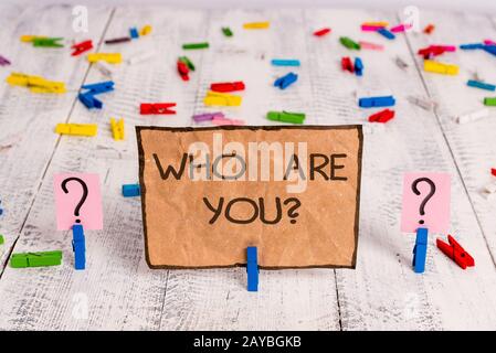 Écriture conceptuelle montrant qui êtes-vous question. Photo d'entreprise texte demandant de démontrer l'identité ou l'infor démonstratingal Banque D'Images