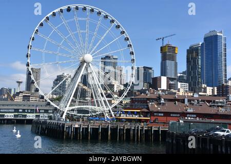 Vue sur la Grande roue de Seattle au Pier 57 à Seattle, Washington Banque D'Images