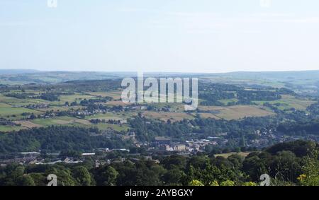 vue panoramique sur la campagne autour du pont sowerby dans le yorkshire de l'ouest avec des bâtiments de la ville entourés de fermes et de f Banque D'Images