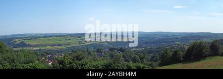 vue panoramique sur la campagne du yorkshire de l'ouest avec le village de ludddenden au fond de la vallée de calder avec Banque D'Images