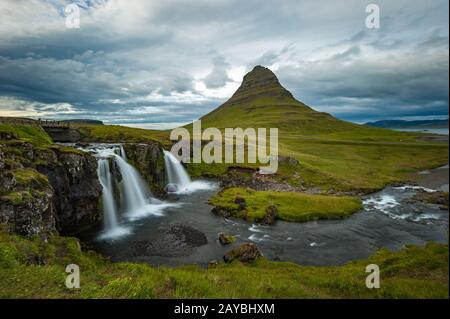 Kirkjufellsfoss et cascade Kirkjufell mountain, de l'Islande Banque D'Images