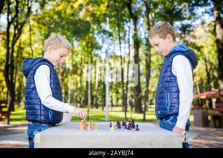 Le sujet est l'apprentissage des enfants, le développement logique, les mathématiques de l'esprit, le calcul erroné avance. Grande famille deux frères caucasiens Banque D'Images