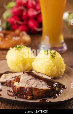 Rôti de porc bavarois avec boulettes de pommes de terre Banque D'Images