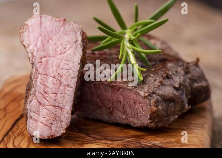 Le steak grillé sur bois avec Rosemary
