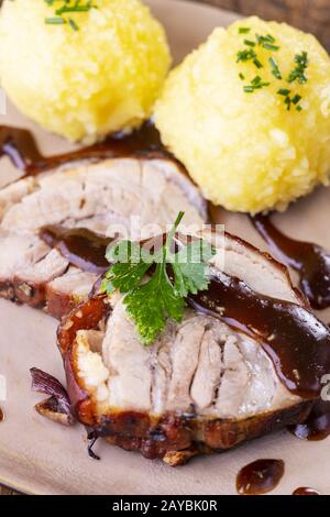 Rôti de porc bavarois avec boulettes de pommes de terre Banque D'Images