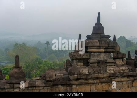 Vue depuis la plate-forme du temple Borobudur (site du patrimoine mondial de l'UNESCO), le plus grand temple bouddhiste au monde, est un Mahaiyana Bud du neuvième siècle Banque D'Images