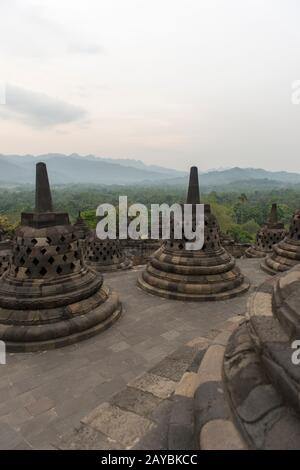 Vue depuis la plate-forme du temple Borobudur (site du patrimoine mondial de l'UNESCO, neuvième siècle), le plus grand temple bouddhiste au monde, du perforate Banque D'Images