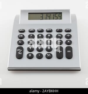 Calculatrice avec le nombre de pi sur son affichage isolé sur fond blanc. Banque D'Images