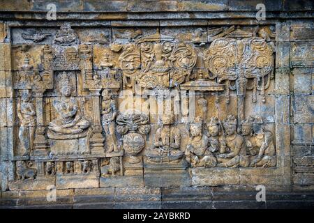 Bas relief sculptures au temple de Borobudur (site du patrimoine mondial de l'UNESCO, neuvième siècle), le plus grand temple bouddhiste au monde, à Magelang, Ja central Banque D'Images