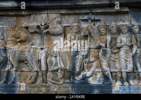 Bas relief sculptures au temple de Borobudur (site du patrimoine mondial de l'UNESCO, neuvième siècle), le plus grand temple bouddhiste au monde, à Magelang, Ja central Banque D'Images