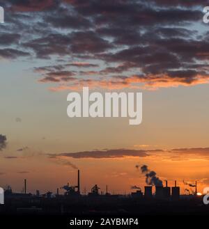 Sonnenuntergang an der Sechs-seen-Platte in Duisburg mit Blick auf die rauchenden Schlote am Horizont Banque D'Images