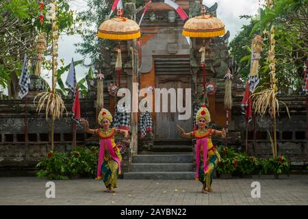 Des femmes danseuses pendant la danse Barong et Kris, qui raconte une bataille entre le bon et le mauvais esprit, se produisaient à Batubulan, Bali Indonésie. Banque D'Images