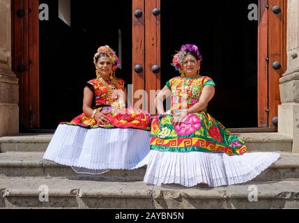 Deux muxes, le "troisième sexe" Zapotec, assis sur le porche d'une église à Oaxaca au Mexique Banque D'Images