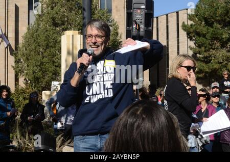 Scott Johnson, fondateur et directeur de la Journée mondiale Du Chant, parle à la foule à la Journée mondiale Du Chant dans le centre commercial Pearl Street Mall de Boulder CO Banque D'Images