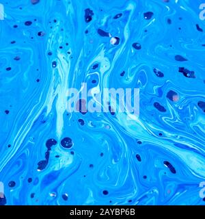 L'huile abstraite peint l'arrière-plan dans des couleurs bleues. Banque D'Images