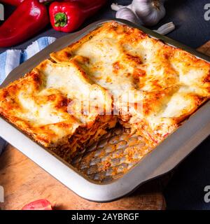 lasagnes épicées rustiques au basilic sur l'étain. Banque D'Images