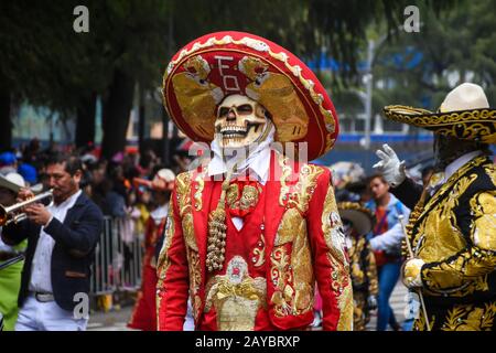 Mexico, Mexique - 2 novembre 2019 célébration de la parade de la Journée des morts, Dia de los Muertos desfile, crâne charro Banque D'Images