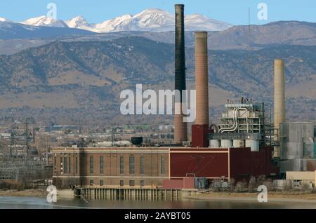 La centrale électrique de Valmont, située à Boulder, dans le Colorado, était l'une des dernières centrales électriques alimentées au charbon opérant dans les États occidentaux. Banque D'Images