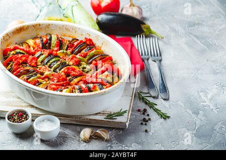 Ratatouille de légumes dans une poêle en céramique Banque D'Images