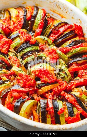 Ratatouille de légumes dans une poêle en céramique Banque D'Images