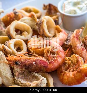 En friture mixte de poissons, crevettes et calmars platter Banque D'Images