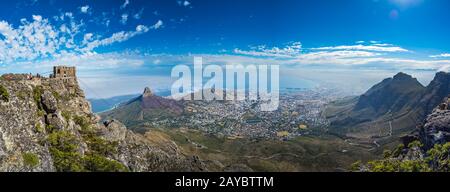 Vue panoramique de la ville du Cap, Lion's Head et Signal Hill à partir du haut de la Montagne de la table. Banque D'Images