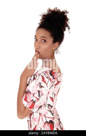 Femme multiraciale debout en profil avec la main sur sa bouche Banque D'Images