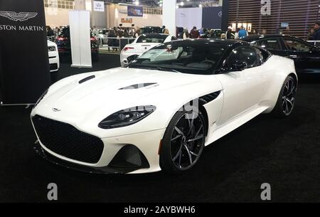 Philadelphie, Pennsylvanie, États-Unis - 9 février 2020 - une couleur blanche de 2020 Aston Martin DBS Superleggera voiture de sport Banque D'Images