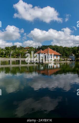 Vue sur la Bale de Gili, le bâtiment principal du Palais de l'eau d'Ujung (Taman Ujung), également connu sous le nom de Parc Sukasada. Bali, Indonésie. Banque D'Images