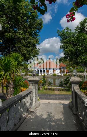 Vue sur la Bale de Gili, le bâtiment principal du Palais de l'eau d'Ujung (Taman Ujung), également connu sous le nom de Parc Sukasada. Bali, Indonésie. Banque D'Images