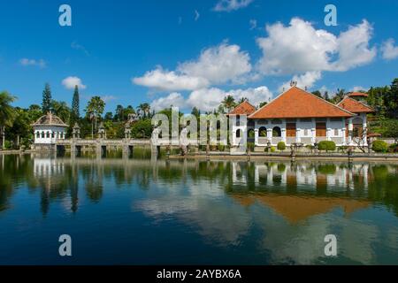 Vue sur la Bale de Gili, le bâtiment principal du Palais de l'eau d'Ujung (Taman Ujung), également connu sous le nom de Parc Sukasada. Bali, Indonésie. Banque D'Images