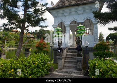 Entrée au pont en pierre menant à la Bale de Gili, le bâtiment principal du Palais de l'eau d'Ujung (Taman Ujung), également connu sous le nom de Parc Sukasada, Bali Banque D'Images