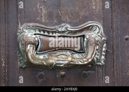 Défonce de porte et fente de lettre à la porte avant d'un bâtiment résidentiel sous protection de monument Banque D'Images