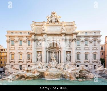 Fontaine de Trevi aux premières heures de la journée ensoleillée de l'été. Rome, Italie. Banque D'Images