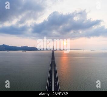 vue aérienne du deuxième pont du lac de poyang au lever du soleil Banque D'Images