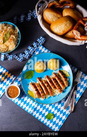 bratwuringeoise avec sauerkraut et boulettes Banque D'Images