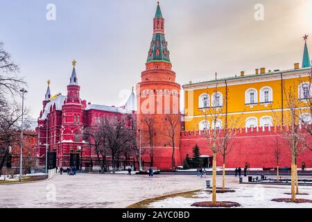 Les touristes visitant Tomb du soldat inconnu, Corner Arsenal Kremlin Tower, State Historical Museum Banque D'Images