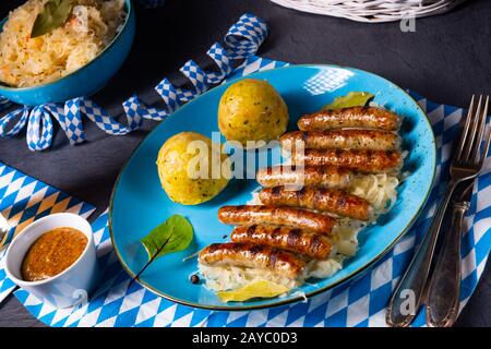 bratwuringeoise avec sauerkraut et boulettes Banque D'Images