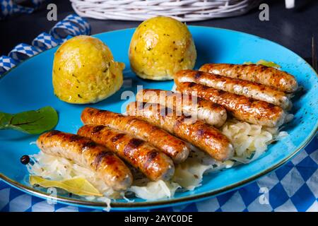 bratwuringeoise avec sauerkraut et boulettes Banque D'Images